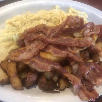 Rosco's Diner - Generous serving of eggs, bacon and potatoes - Breakfast & Brunch Near Me - Chelmsford, Massachusetts