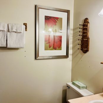 M22-Inn Empire - Bathroom, basic but very clean - Hotels Near Me - Empire, Michigan M22-Inn Empire - Bathroom, basic but very clean - Hotels Near Me - Empire, Michigan