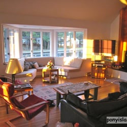 Spinnaker Waterfront Vacation House - Comfortable and Spacious Livingroom features a real Porthole
