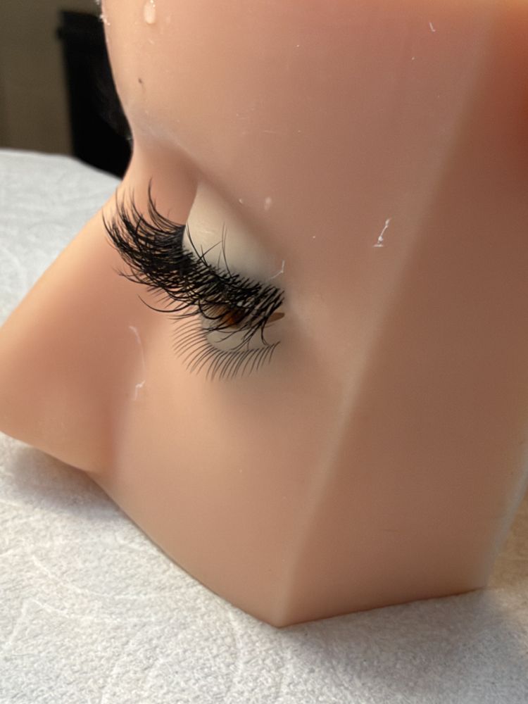 Uyên Lashes Logo