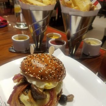 Gordon Ramsay Burger Las Vegas - Farmhouse Burger - Burgers Near Me - Las Vegas, Nevada Gordon Ramsay Burger Las Vegas - Farmhouse Burger - Burgers Near Me - Las Vegas, Nevada