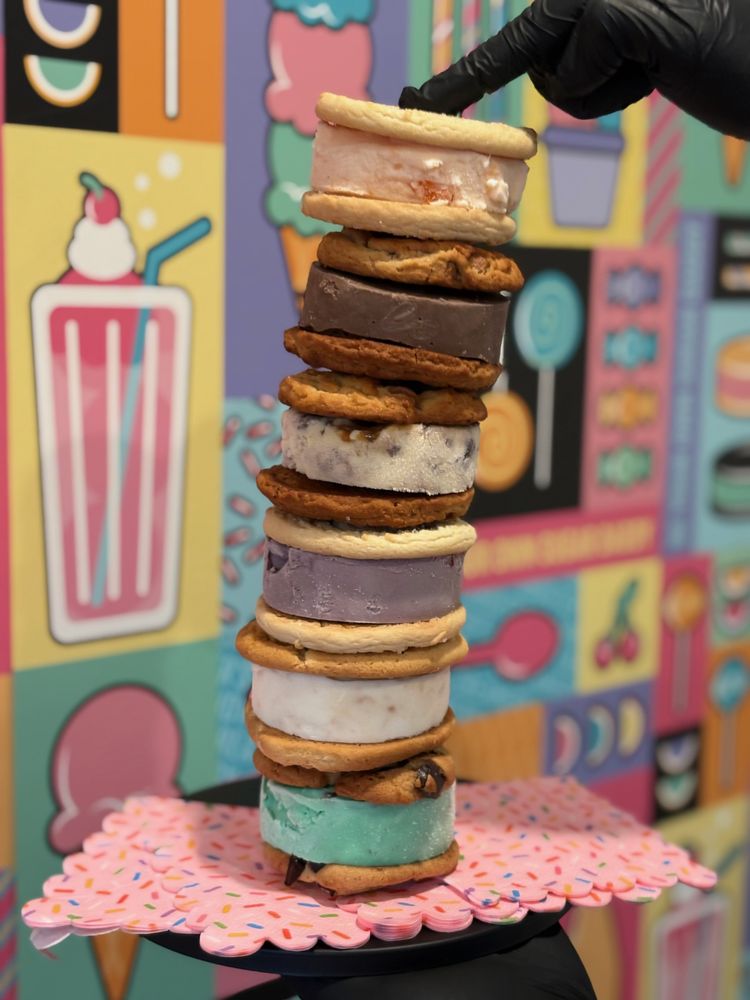 Shuster's Candy & Creamery Logo