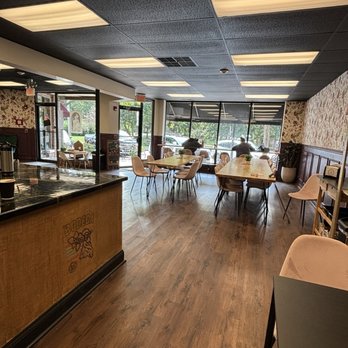 ラディアン　オトガ　ランチョン　コリヴス、アレスト ASTRA COFFEE ROASTERS - Updated December 2025 - 118 Photos & 40