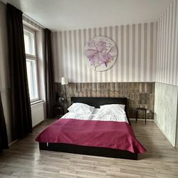 Royal Court Apartments - Adorable!