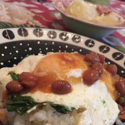 Casa de Mami - Arroz con habichuela, huevo, espinaca, y toronja. Hmmm! Rice and beans on fried egg with spinach and grapefruit. Hmmm!