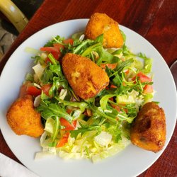 Istanbul Restaurant - Avocado, Feta frittiert auf Salat