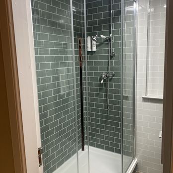 Gairloch Hotel - Shower. - Hotels Near Me
