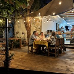 Tree House Bar & Grill - Grupo de comensales degustando burritos