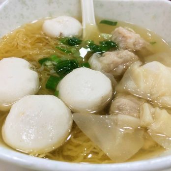榮園麵家 - Fishcake with Won Tons and Egg Noodles - Noodles Near Me - Hong Kong, HK