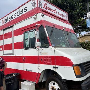 Leonard's Bakery Malasadamobile - Food Trucks Near Me - Honolulu, Hawaii