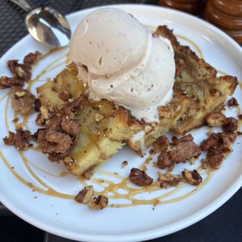 Belle Fiore Winery - Bread pudding with strawberry  ice cream - Wine Tours Near Me - Ashland, Oregon