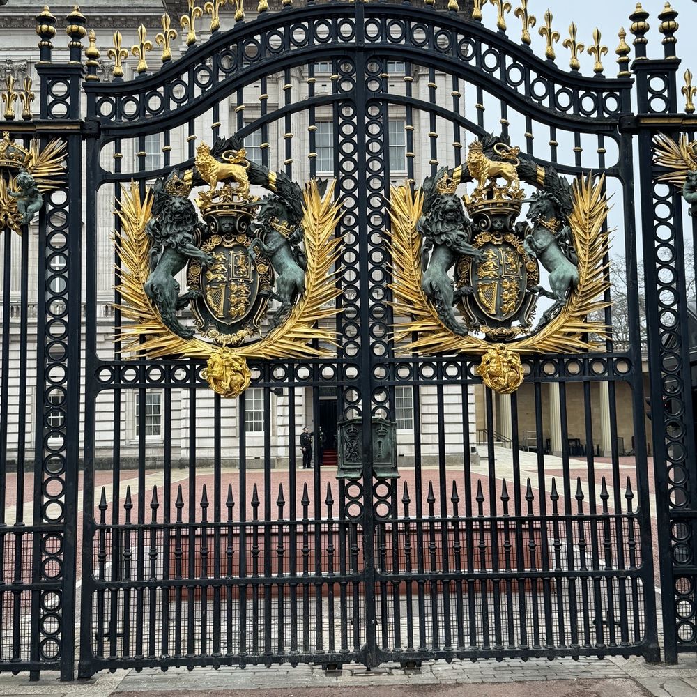 Buckingham Palace - Landmarks & Historical Buildings Near Me - London, XGL