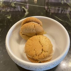 Le Coureur des Bois Bistro Culinaire - Maple cookie with a maple/apple filling