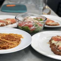 Lucca Grill - Pasta, Ensalada y Milanesa Napolitana
