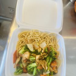 Wok Master - Chicken w/ broccoli: chicken,broccoli,onions,carrots and brown sauce