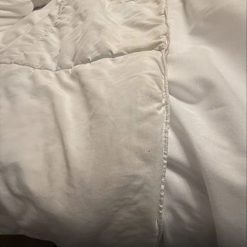 Summit View Inn - Dirt and grime on comforter - Hotels Near Me - Mount Shasta, California Summit View Inn - Dirt and grime on comforter - Hotels Near Me - Mount Shasta, California