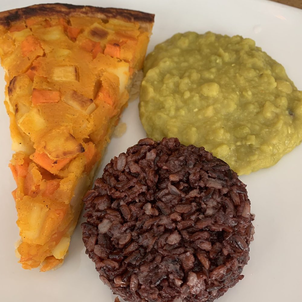 Végét'Halles - Butternut squash tart with brown rice and lentils... all very mild in flavor and under-seasoned but nourishing - Vegan Near Me - Paris, 75