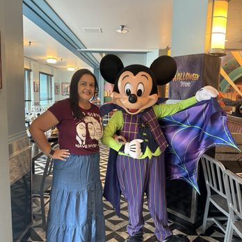 Hollywood & Vine - Mickey - American Near Me - Lake Buena Vista, Florida