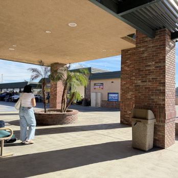 Sparkling Image Car Wash - Outdoor waiting area - Car Wash Near Me - Bakersfield, California