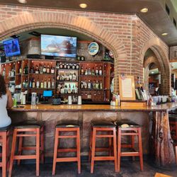 Tom & Earls Back Alley Grill - View of bar