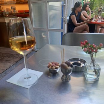 DB' Est Clinic - I ordered a glass of Chardonnay, the business also provided some various nuts and olives with the wine - Cosmetic Surgeons Near Me - Istanbul, 34