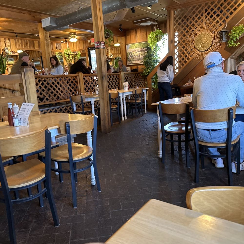 Garden Deli Restaurant - Dining room - Delis Near Me - Burnsville, North Carolina