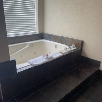 Kathryn Riverfront Inn, Ascend Hotel Collection - small tub only sifficient for one person - Hotels Near Me - Seaside, Oregon Kathryn Riverfront Inn, Ascend Hotel Collection - small tub only sifficient for one person - Hotels Near Me - Seaside, Oregon