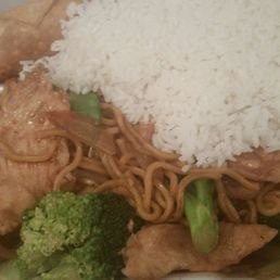 #20 Dinner Combo - Chicken Lo Mein with White Rice #20 Dinner Combo - Chicken Lo Mein with White Rice