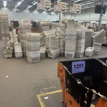 US Post Office - The mess that the back is. Should be sent out every day, but the dispatcher named O-O Myunt is lazy. - Post Offices Near Me - Phoenix, Arizona