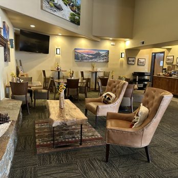 Truckee Donner Lodge - The Lobby and breakfast area - Hotels Near Me - Truckee, California Truckee Donner Lodge - The Lobby and breakfast area - Hotels Near Me - Truckee, California