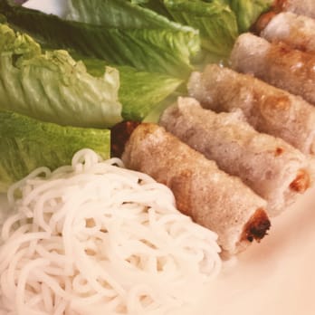 Pho Kapahulu - Spring rolls with white paper - Vietnamese Near Me - Honolulu, Hawaii
