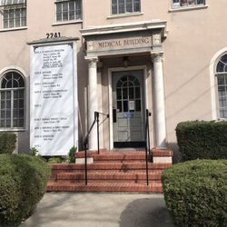 Richard Graham, MD - Front of building - small parking lot behind building