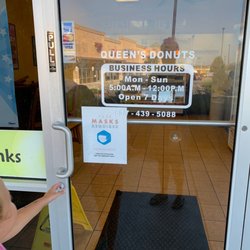 Queen's Donuts - Entry
