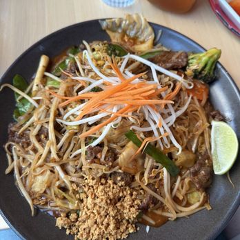 Pineapples Thai Kitchen - Pad Thai beef - Thai Near Me - Charlottesville, Virginia