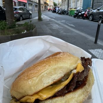Dumbo - The pickle is sweet and I wasn't expecting that but in the end it all meshes well . The bun  is supper soft and makes the burger. - Burgers Near Me - Paris, 01