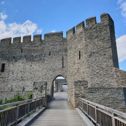 Burg Sterrenberg - Halsgraben und Gotische Schildmauer