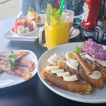 Savanna Restaurant - French toast with bananas and nutella Side of bacon Mango smoothie - Breakfast & Brunch Near Me - Chicago, Illinois