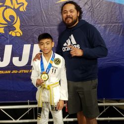 Outliers Jiu Jitsu - Ken with professor E