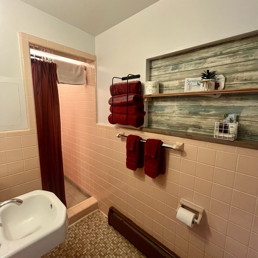 Big Bear Lodge - Bathroom - Hotels Near Me - Alpena, Michigan Big Bear Lodge - Bathroom - Hotels Near Me - Alpena, Michigan