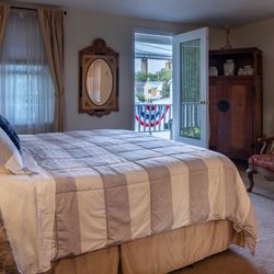 The Blue Anchor Inn - Hunter Room - King bed and 2nd floor balcony access!