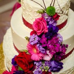 Little Shop of Holly's - Flowers that Little Shop of Holly's placed on our cake.