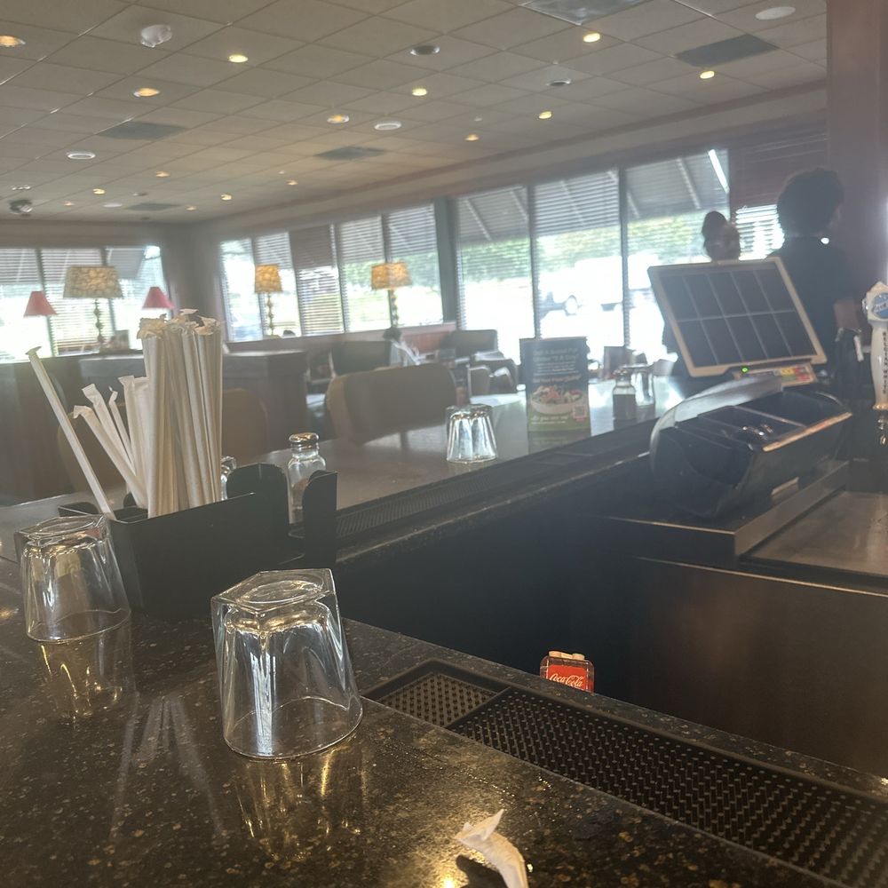 Ruby Tuesday - Bar area - Burgers Near Me - Americus, Georgia