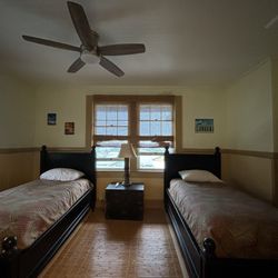 Hilo Honu Inn - Our girls loved having their own private bedroom and individual beds.