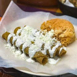 Tacos Dorados de Barbacoa de Borrego: lamb flautas (85/100)