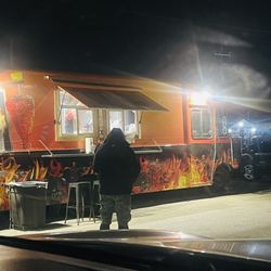 Las Gringas Taqueria - Gringas outside waiting