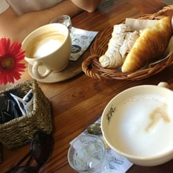 Cafés y croissants.