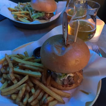 Trend Burger Café - Burger Normandy avec un demi de biere du moment - Burgers Near Me - Rouen, 76 Trend Burger Café - Burger Normandy avec un demi de biere du moment - Burgers Near Me - Rouen, 76
