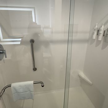 Hampton Inn Riverside Downtown - Shower - Hotels Near Me - Riverside, California