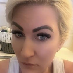 Vanity Lash Lounge - Micro-blading of eyebrows.