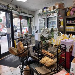 Giannas Family Deli